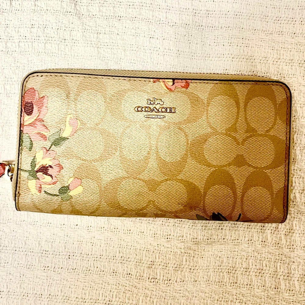 🌸🌸🌸🌸EUC Coach Tan and Pink Floral Zip Wallet